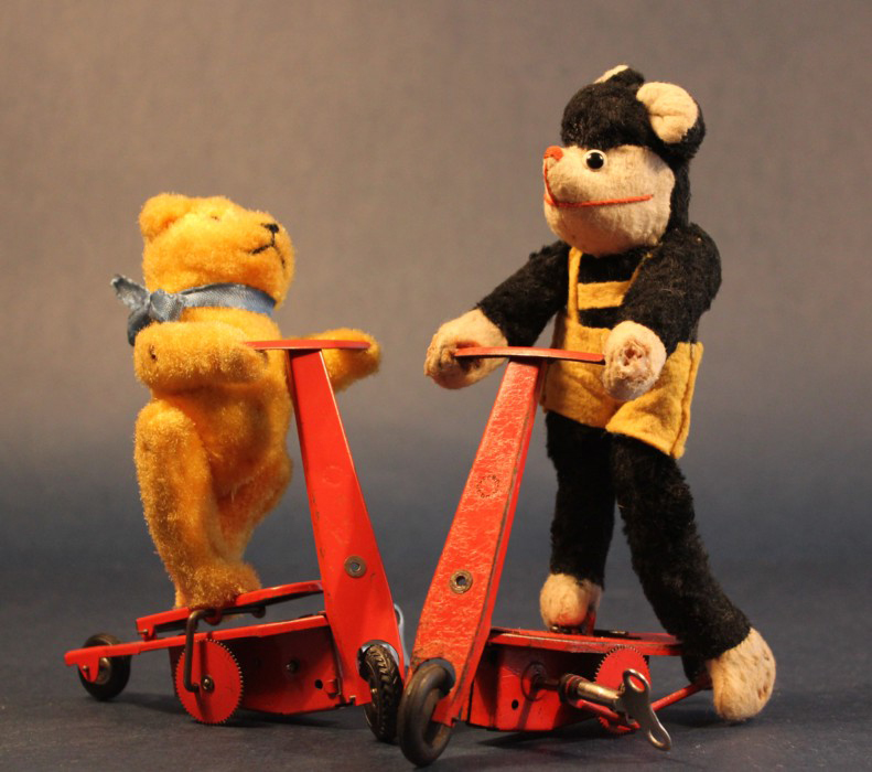 FEWO Wolf &Co. Nach dem Umzug von Coburg nach Dörfles 1951 wurde mit der Fertigung von Tanzpüppchen begonnen. Besonders beliebt sind bei Sammlern die Püppchen und Tiere auf Holländern und Wipprollern. Eine Besonderheit ist der kleinste Seiltänzer der Welt.