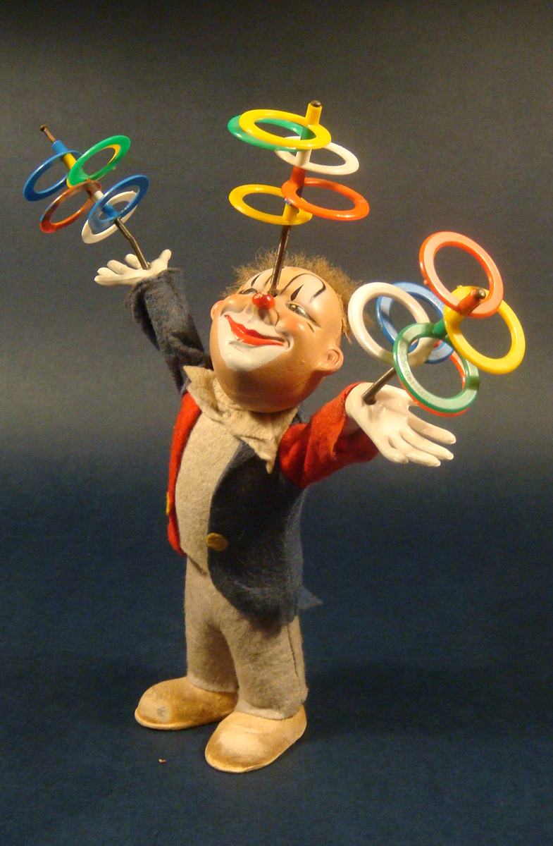 Hans Zitzmann. In der gleichen Straße in Neustadt, in der Erich Motschmann produzierte, stellte auch Hans Zitzmann, H. Z., mechanische Figuren her. Ganz bezaubernd ist der jonglierende Clown. Viele seiner Figuren ließ er patentieren.